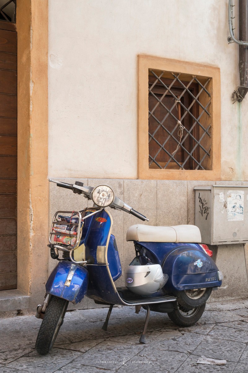 Magazine rack - Blue Vespa scooter in Palermo, Sicily, Italy - Veicoli d’Italia
