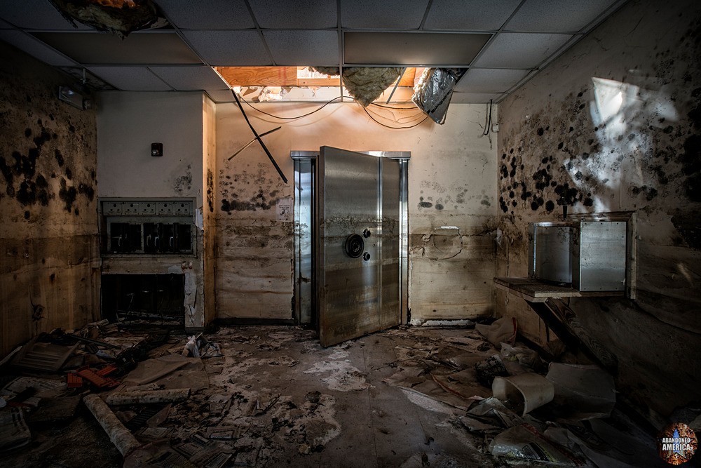 Abandoned Six Flags (New Orleans, LA) | Safe Room - Six Flags New Orleans