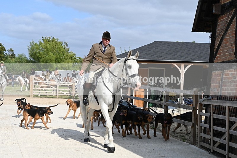 WJ6_3143 - Berks & Bucks - The Old farmhouse - Hound Exercise 20-08-25