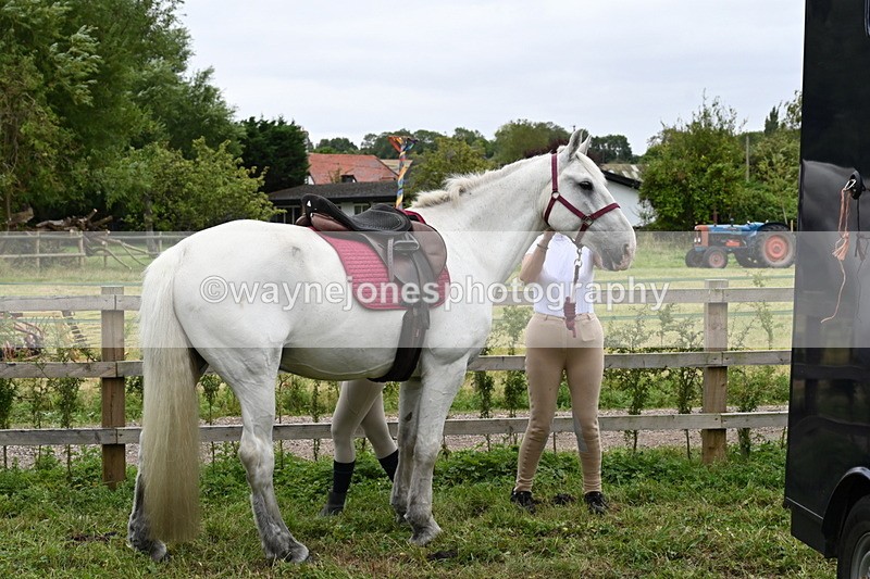 WJ6_2857 - Berks & Bucks - The Old farmhouse - Hound Exercise 20-08-25