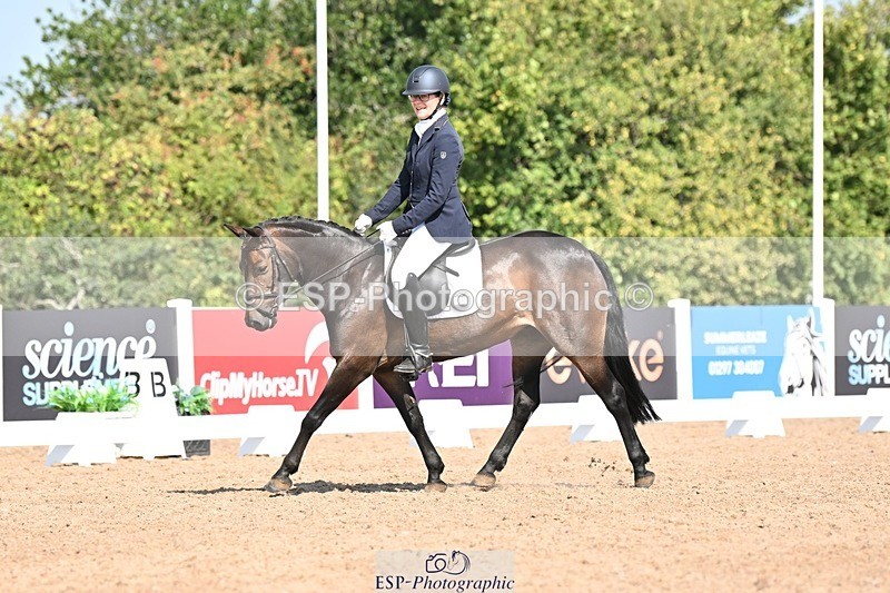 250816-110033-03268 - 090-Sarah.GoddardSaris.Fingers.Crossed