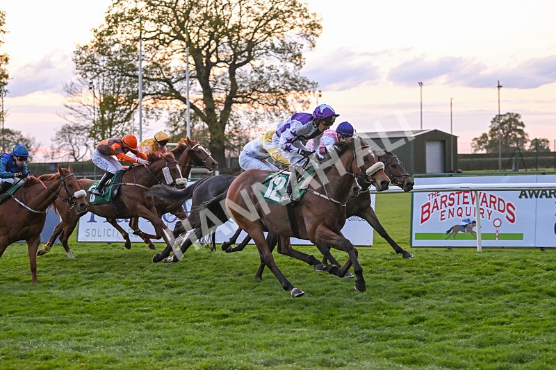 220425-Race 8-Dumfries-9637 - Race 8