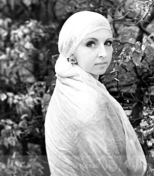 Caroline - the girl with flower earing - 4x5 large format portraiture