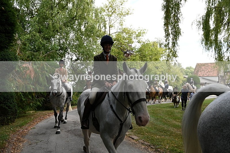 WJ6_3991 - Berks & Bucks - The Old farmhouse - Hound Exercise 20-08-25