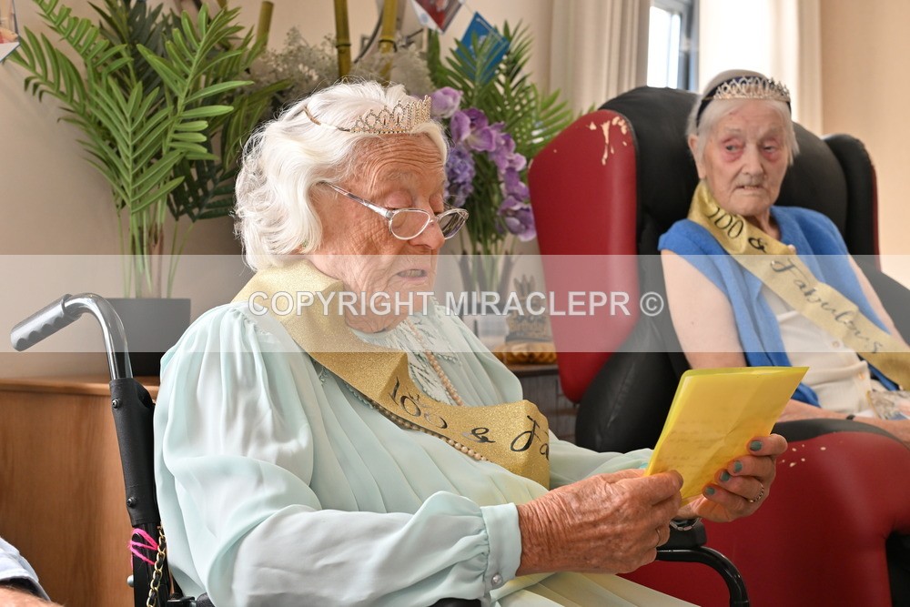 AM3_1052 - Iris and Betty.