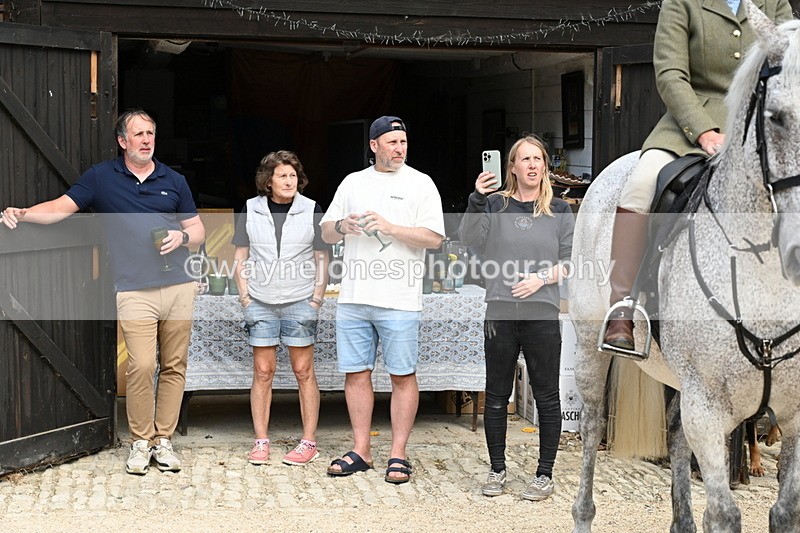 WJ6_3845 - Berks & Bucks - The Old farmhouse - Hound Exercise 20-08-25