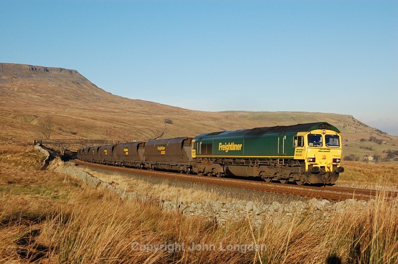 JL - 13.12.07 66530 6E73 Hunterston - Drax Ais Gill - Ais Gill (road bridge southbound)