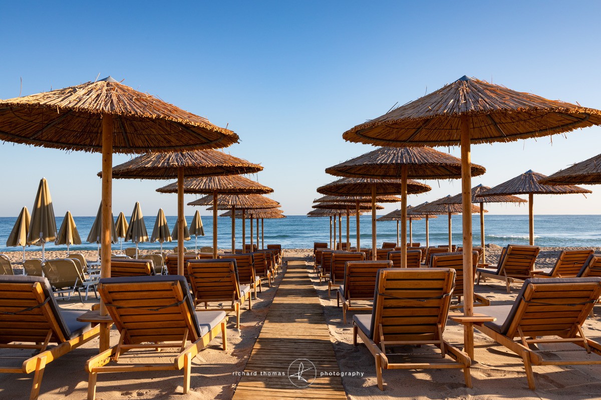 Straw umbrellas and blue beds. - Sunbeds and Parasols