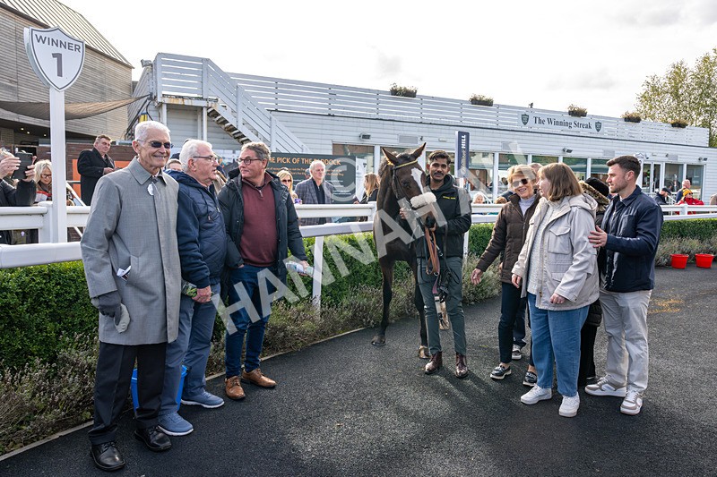 171026-Race 1-Lions Den-8276 - Race 1 1pm EBF 'Confined' Restricted Maiden Stakes