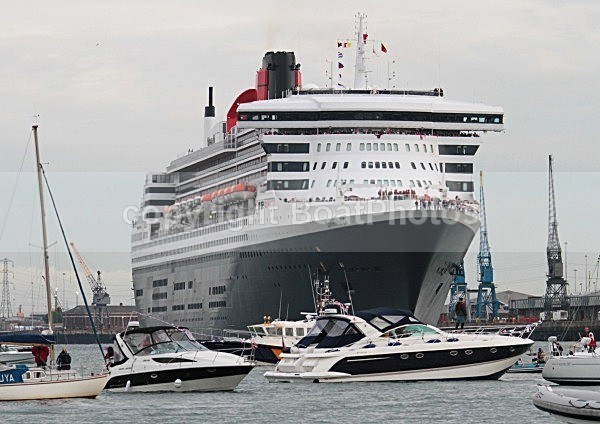 120605 QM2 IN SOUTHAMPTON IMG_7715 - THREE QUEENS MEET IN SOUTHAMPTON 5th June 2012