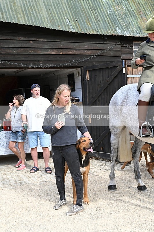 WJ6_3890 - Berks & Bucks - The Old farmhouse - Hound Exercise 20-08-25
