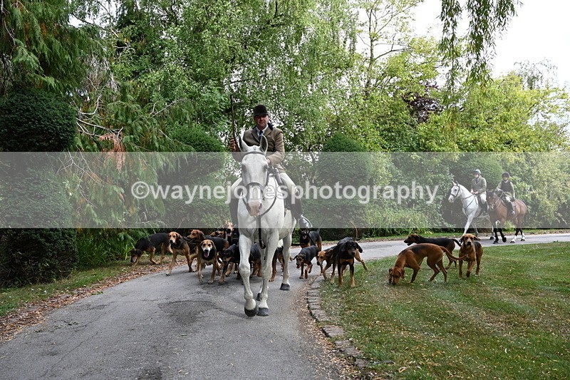 WJ6_3943 - Berks & Bucks - The Old farmhouse - Hound Exercise 20-08-25