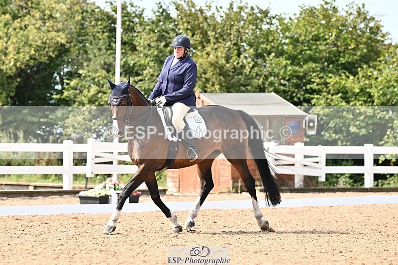 250815-111629-00569 - 031-Nicola.SealRebel.Heart