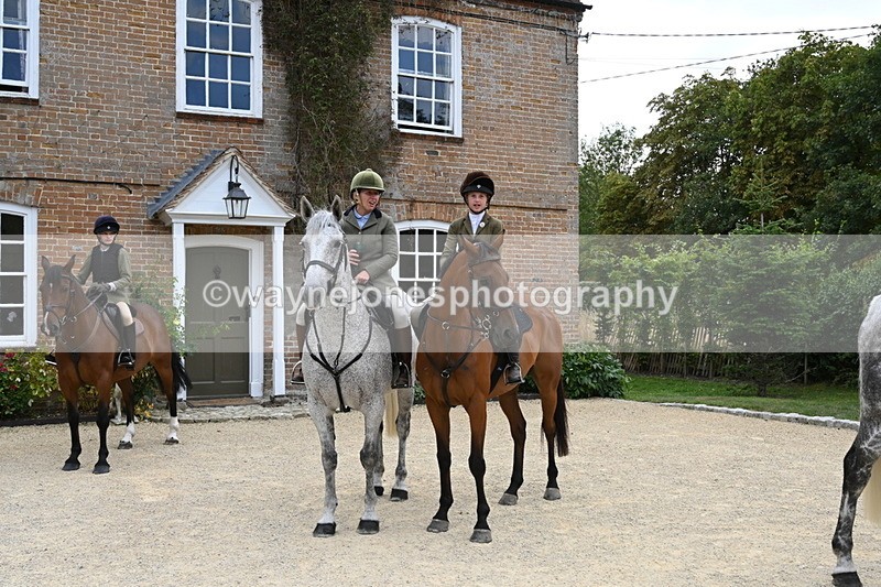 WJ6_3609 - Berks & Bucks - The Old farmhouse - Hound Exercise 20-08-25