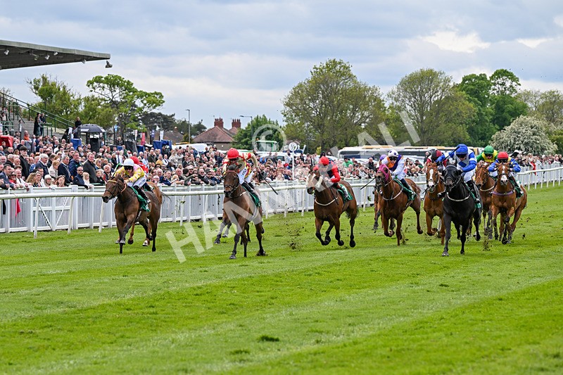 160526-Race 4-Right And Exact-9683 - Race 4 3.37pm Sky Bet For The Fans Handicap