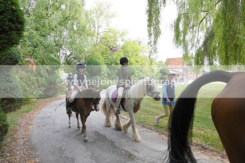 WJ6_4077 - Berks & Bucks - The Old farmhouse - Hound Exercise 20-08-25