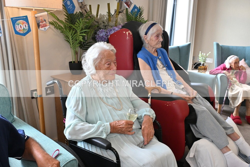 AM3_0717 - Iris and Betty.
