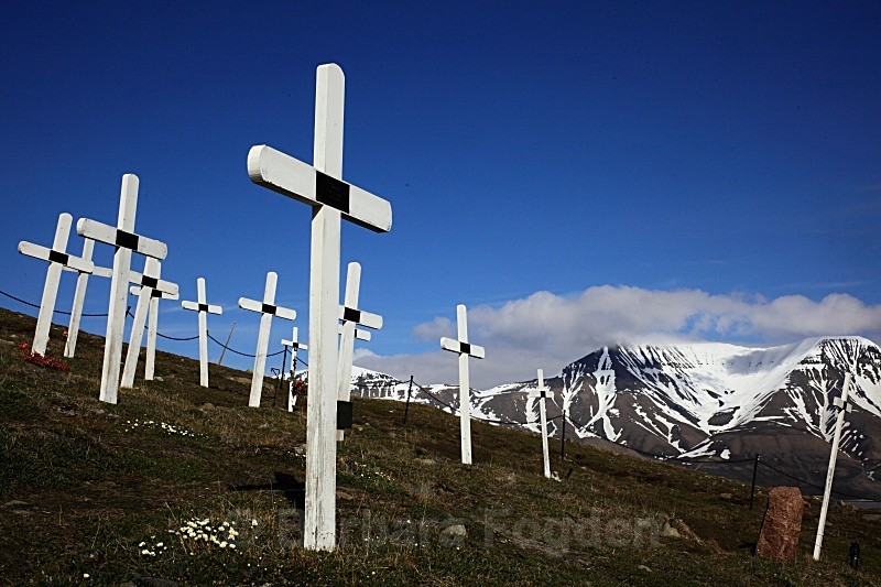 Longyearbyen Cemetery 2193 - Summer time