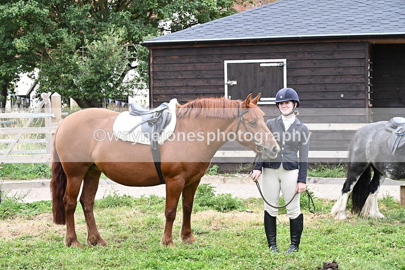 WJ6_2883 - Berks & Bucks - The Old farmhouse - Hound Exercise 20-08-25