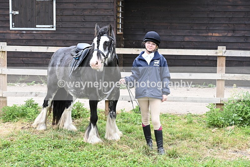 WJ6_2898 - Berks & Bucks - The Old farmhouse - Hound Exercise 20-08-25