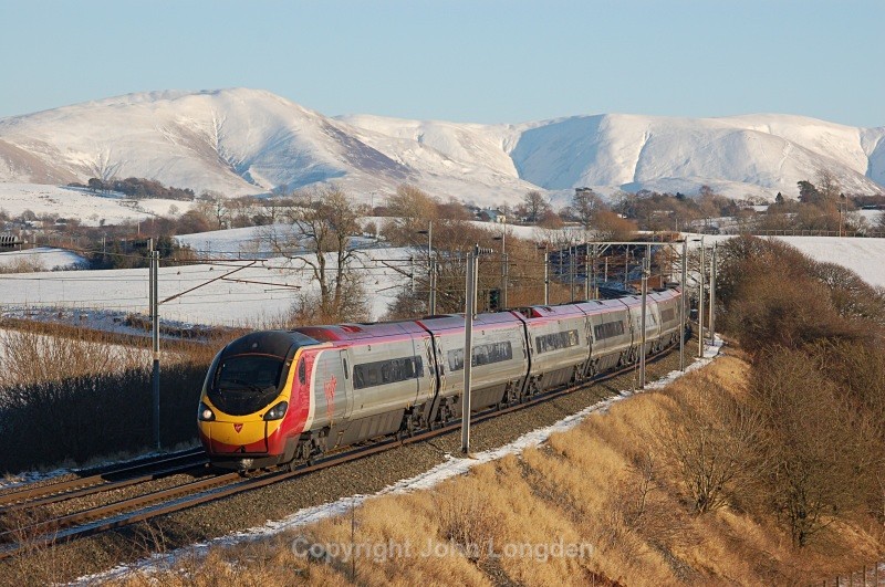 24.12.10 - 390017 12.40 Glasgow - Euston, Docker - West Coast Main Line (north to south)