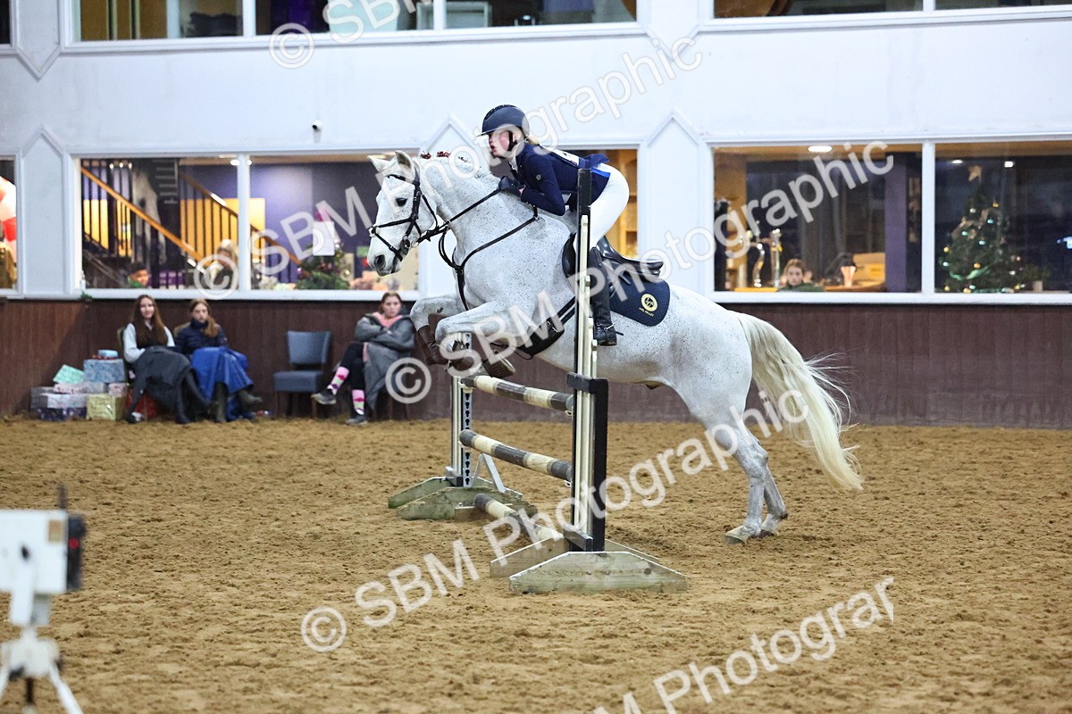 SBM_002782 - Class 6 - Holly & Ivy Stakes - 90cm