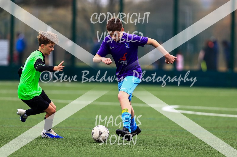 1DX30658 - 2025-10-12 FC Abbey Meads U14 Orange V Kingsdown Lions U14