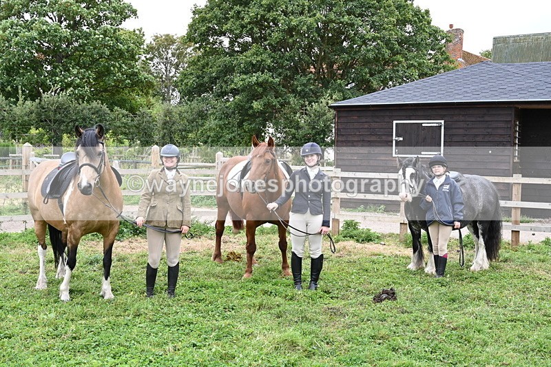 WJ6_2918 - Berks & Bucks - The Old farmhouse - Hound Exercise 20-08-25