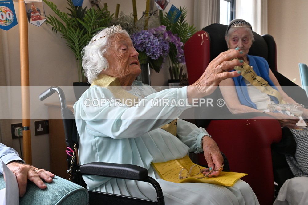 AM3_1164 - Iris and Betty.