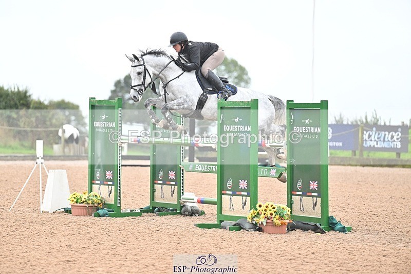 251003-130902-01036 - Cls 3 Foxhunter and 1.20m