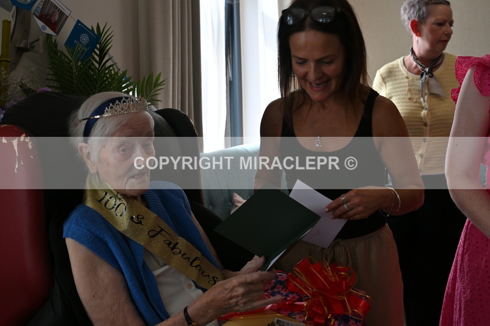 AM3_1363 - Iris and Betty.