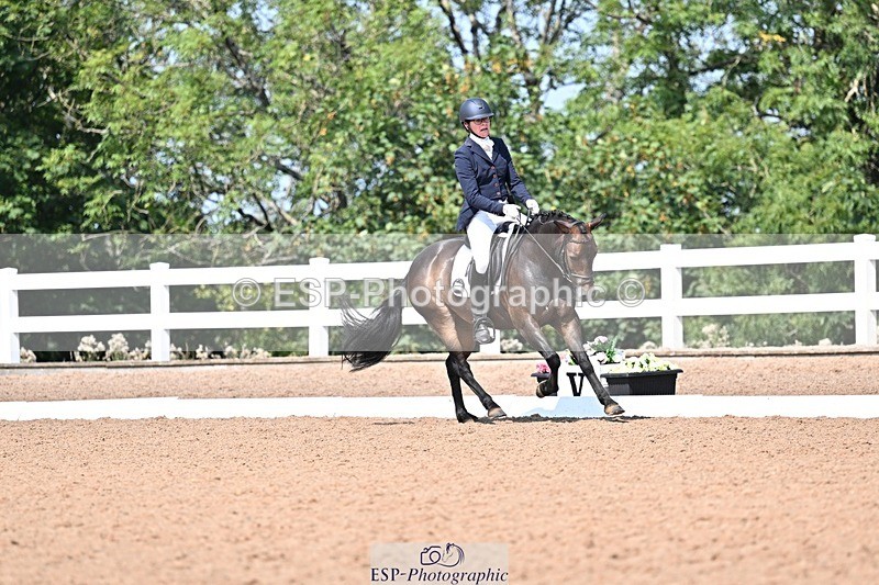 250816-122246-03999 - 090-Sarah.GoddardSaris.Fingers.Crossed