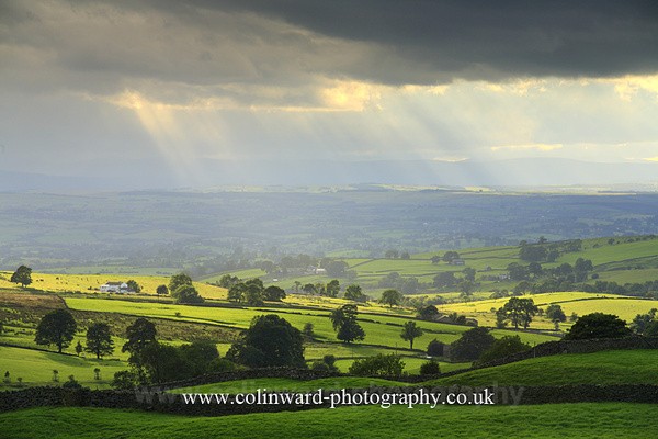 Crepuscular Rays over the Penines. Ref no 1323 - The Pennines and Cumbria