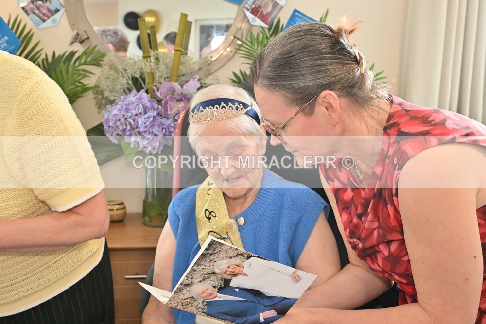 AM3_0946 - Iris and Betty.