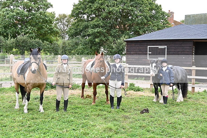 WJ6_2919 - Berks & Bucks - The Old farmhouse - Hound Exercise 20-08-25