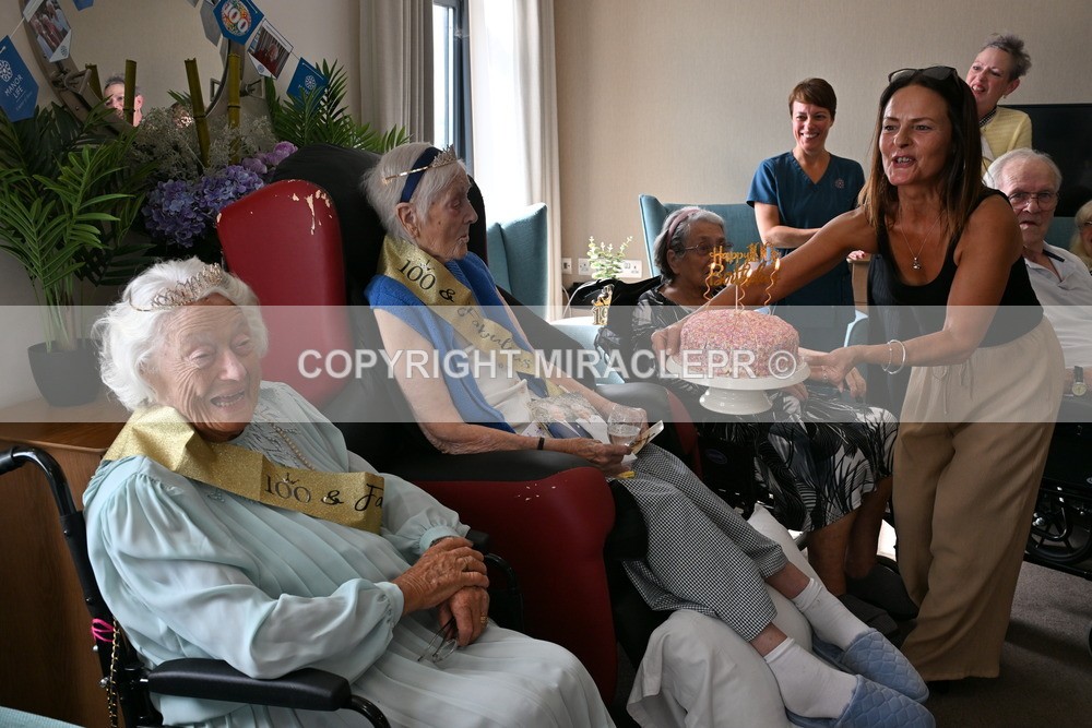 AM3_1239 - Iris and Betty.