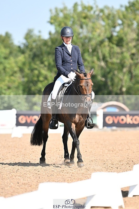 250816-110202-03281 - 090-Sarah.GoddardSaris.Fingers.Crossed