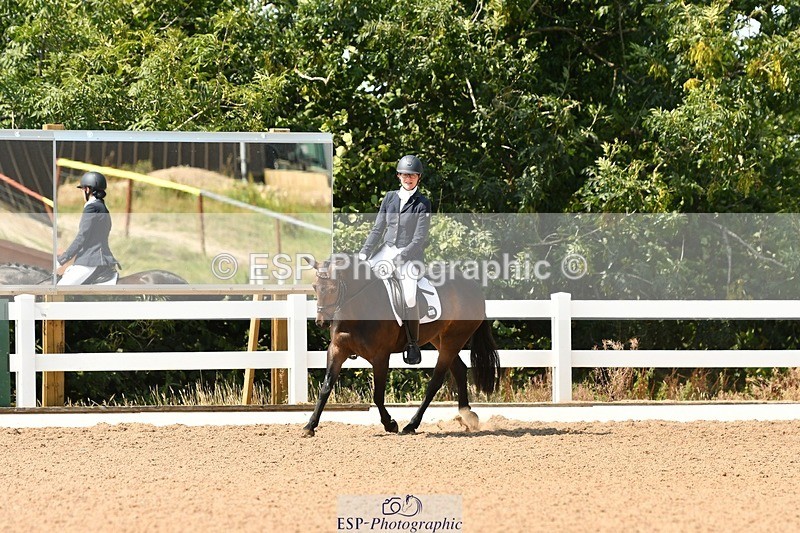 250817-133016-09975 - 090-Sarah.GoddardSaris.Fingers.Crossed