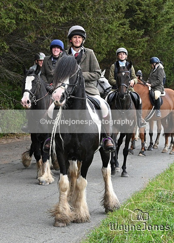 WJ7_1313 - Berks & Bucks Hound Exercise Blewbury 13-09-26