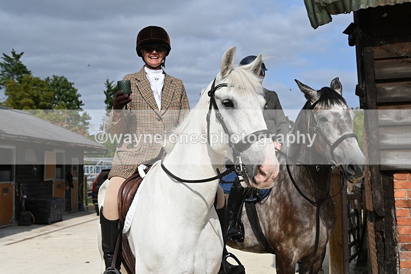 WJ6_3342 - Berks & Bucks - The Old farmhouse - Hound Exercise 20-08-25
