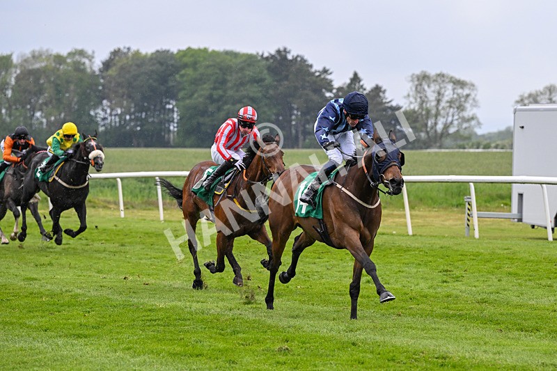 160526-Rcae 8-Run This Way-0216 - Race 8 5.57pm Sky Bet Build A Bet Handicap