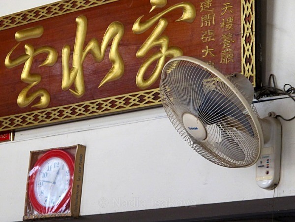 Burma 43 cc - The Burmese Adventure - monks, fishermen and more monks