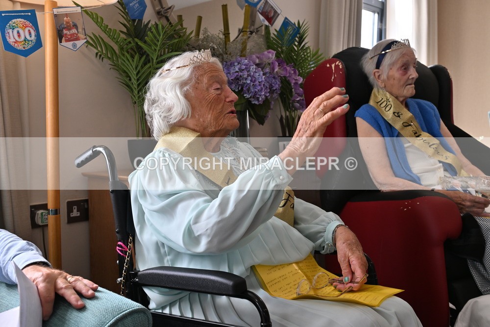 AM3_1181 - Iris and Betty.