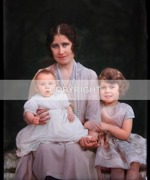 (E-176)    Duchess of York and Girls - English Royals