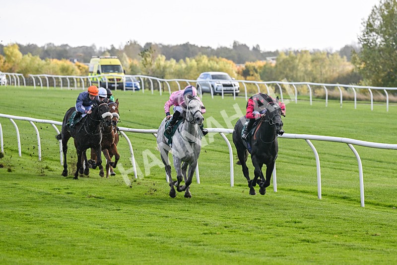 281025-Race 1-Control Room-0587 - Race 1