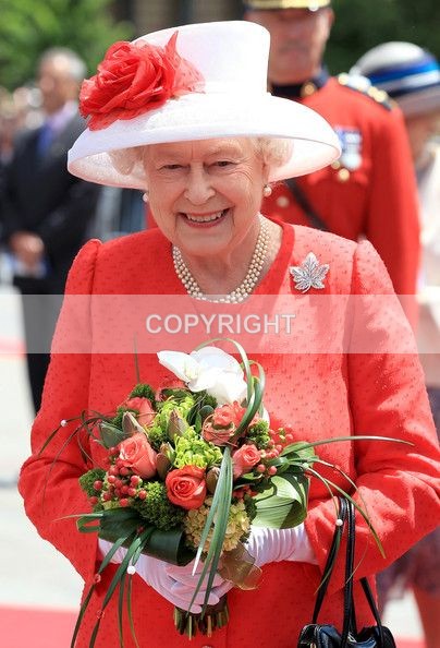 (E-173)  Crowned Queen - English Royals