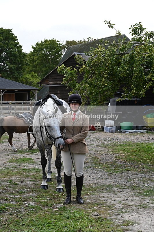 WJ6_3098 - Berks & Bucks - The Old farmhouse - Hound Exercise 20-08-25
