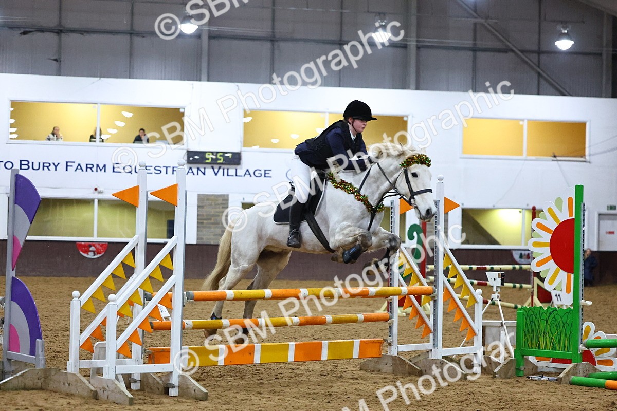 SBM_002879 - Class 6 - Holly & Ivy Stakes - 90cm