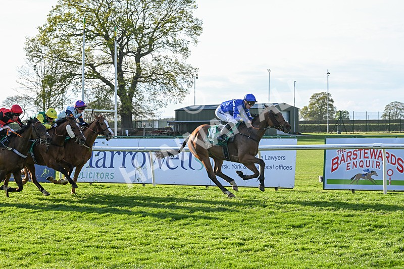 220425-Race 4-Jez Bomb-9106 - Race 4