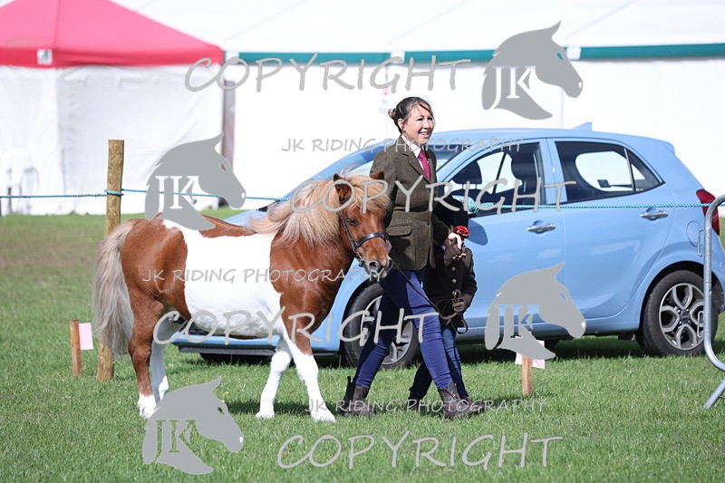 APP_2755 - Class 10a/b M&M in hand